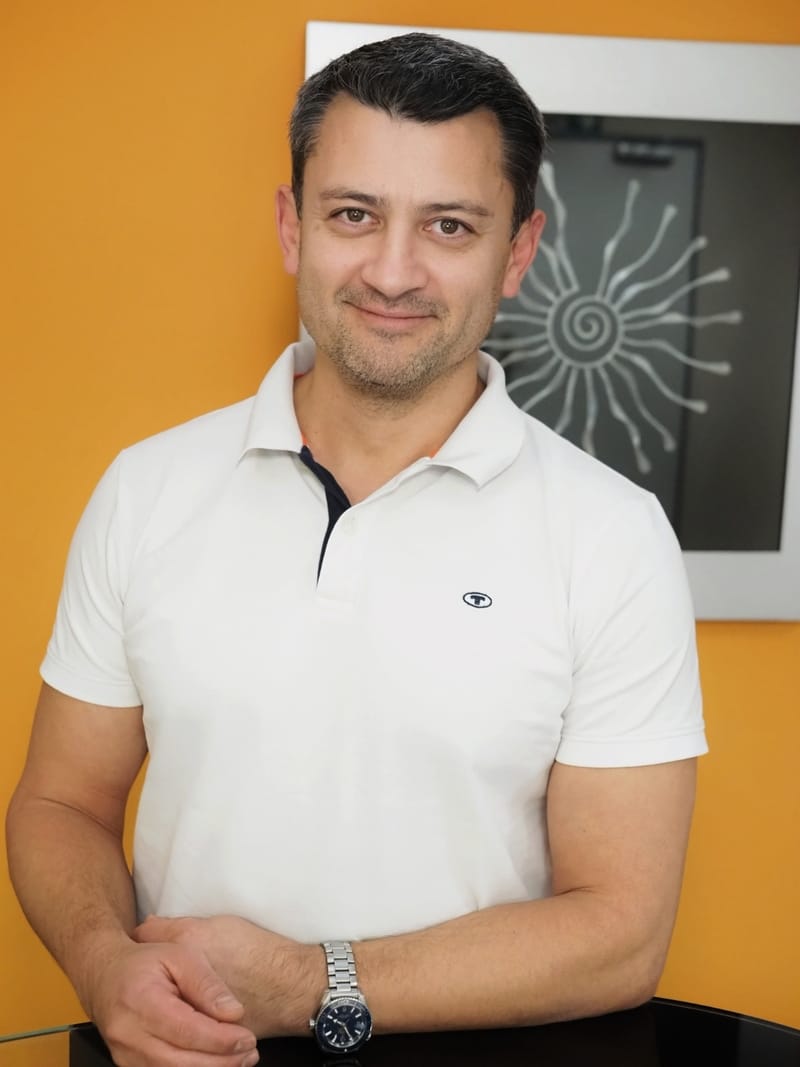 Dr. Dmitriy Nikolayev - Zahnarzt und Master of Oral Medicine in Implantology